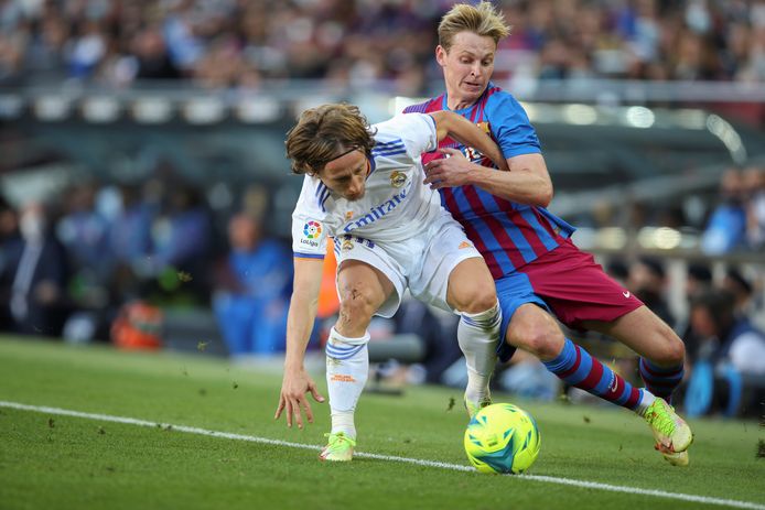 Frenkie de Jong in duel met Luka Modric.