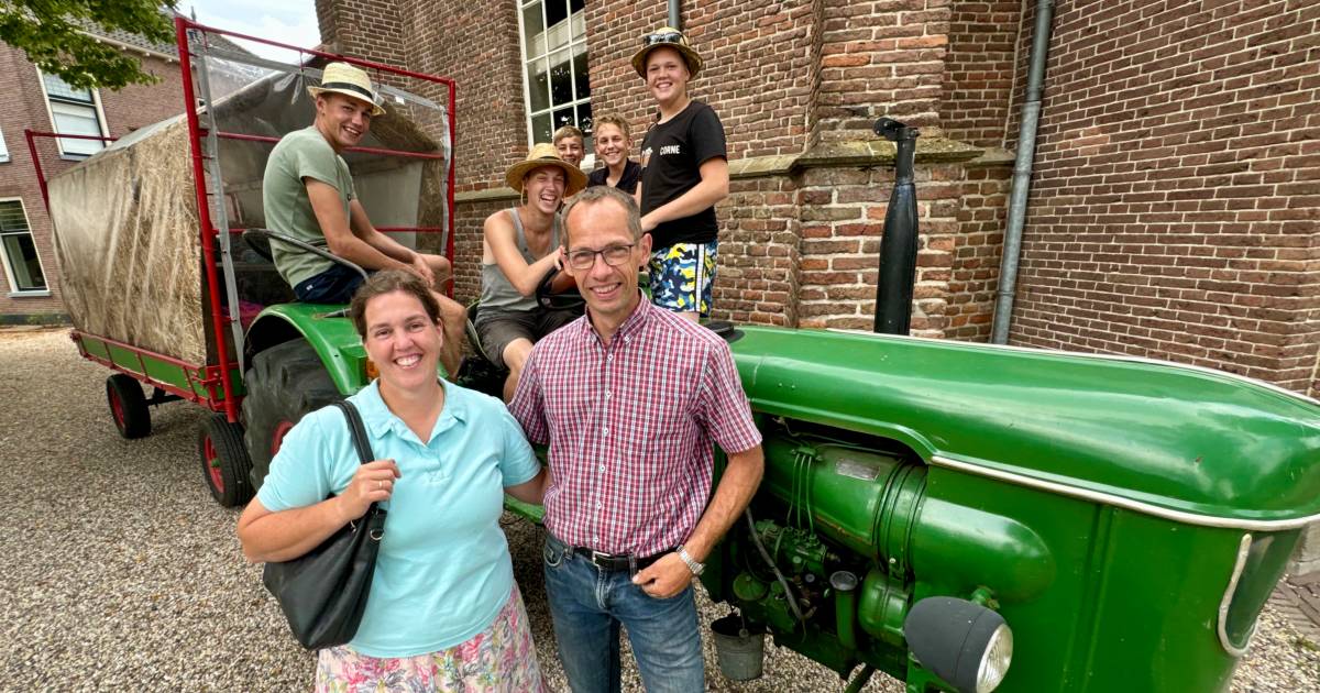Familie Bik reist met trekker en huifkar door het land: ‘We slapen met z’n zevenen in een vierpersoo