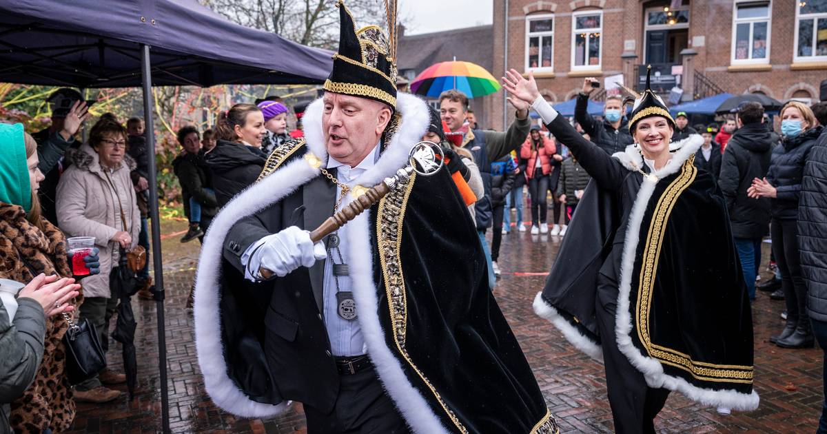 Coronamaatregelen? De Doordouwers (Lithoijen) presenteren prins in de open lucht