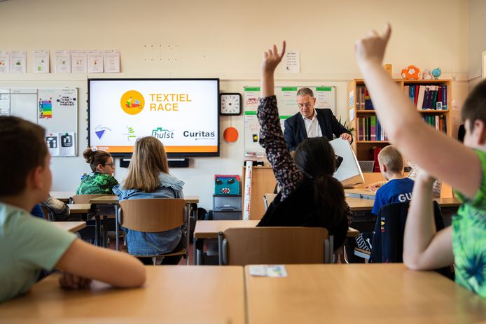 De Textiel Race begint met een gastles in de klas, daarna gaan de leerlingen aan de slag met hun inzameling.