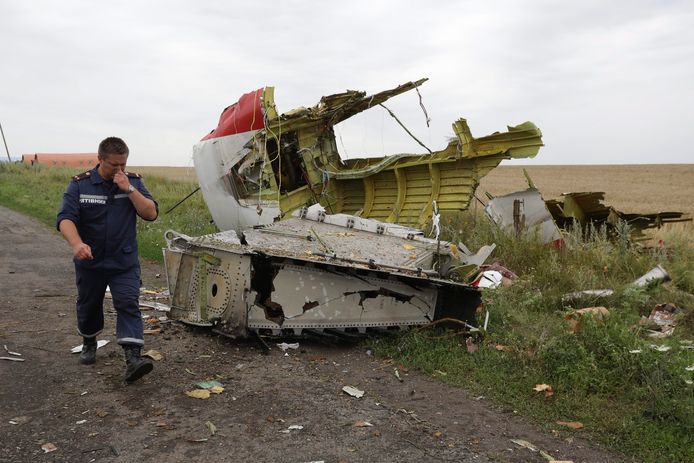 Een Oekraïense reddingswerker op het terrein, een dag nadat de Malaysia Airlines-vlucht uit de lucht werd geschoten.