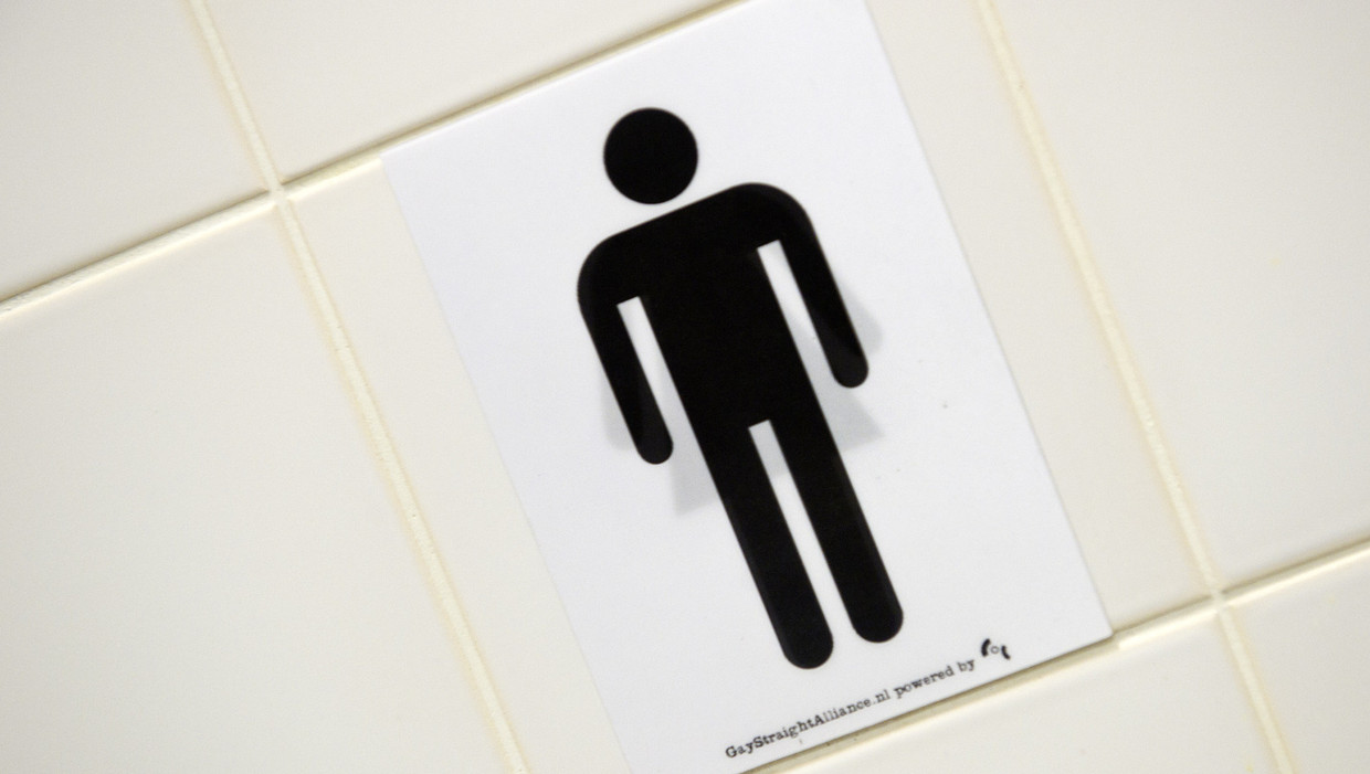 Deze sticker op de wc van het Altra college in Amsterdam verandert van een mannetje naar vrouwtje en terug. Zo wordt het toilet genderneutraal. Beeld ANP