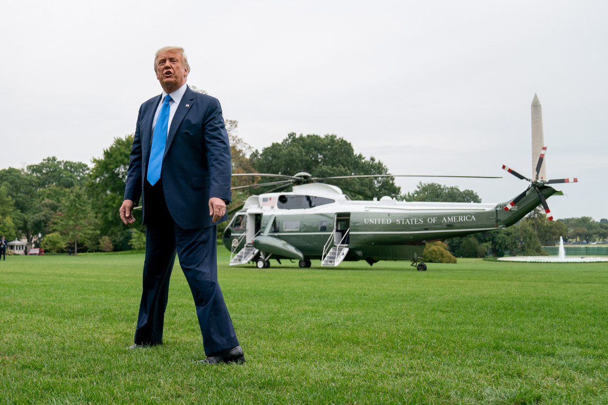 Trump op het grasveld voor het Witte Huis.  Beeld EPA