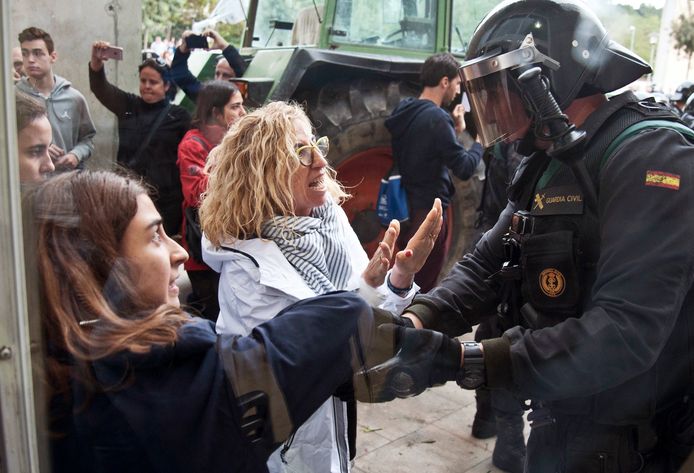 De Catalaanse regering organiseerde op 1 oktober een onafhankelijkheidsreferendum, dat door de Spaanse politie hardhandig werd verhinderd.