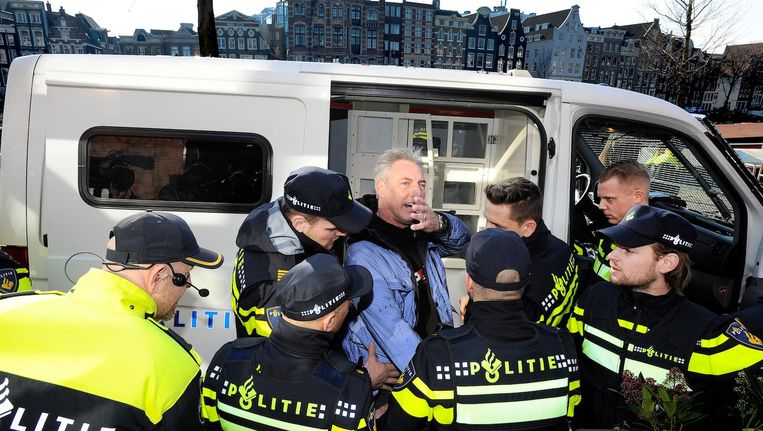 Bij het vorige bezoek van Pegida aan Amsterdam, ook op het Waterlooplein, werd Wagensveld aangehouden. Tijdens zijn toespraak had hij een hakenkruis getoond, terwijl hem dat op voorhand verboden was. Beeld anp