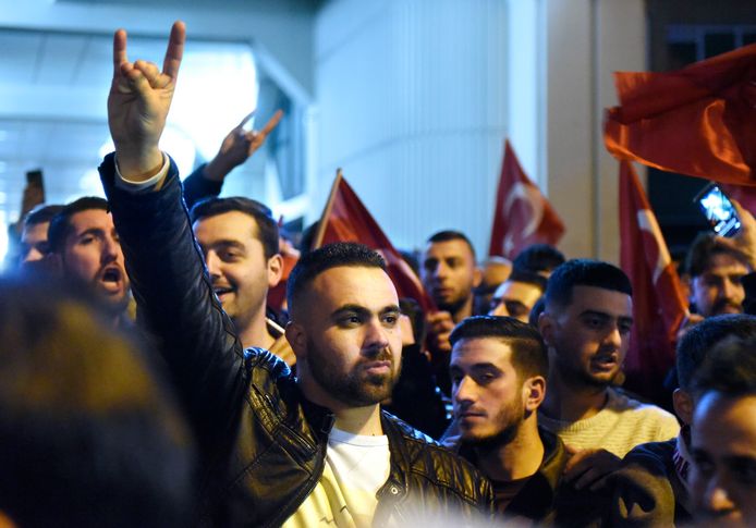 Grijze Wolven onder de demonstranten die in 2017 voor het Turkse consulaat protesteerden.