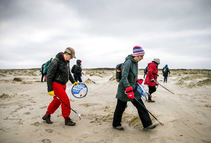 Vrijwilligers ruimen het strand van Terschelling op. Door de storm spoelt er waarschijnlijk komende dagen nog veel meer rotzooi aan.