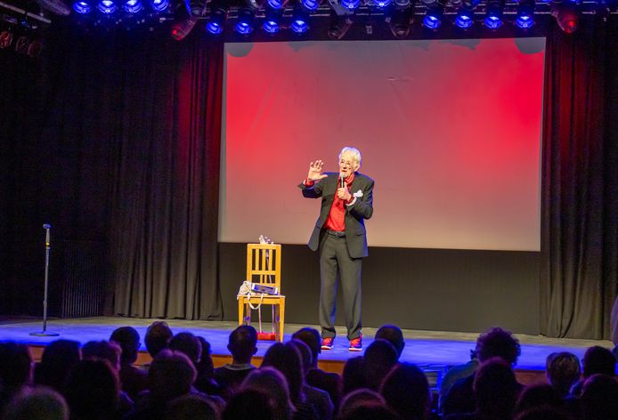 Freek de Jonge leest soms voor uit eigen werk, maar maakt er eigenlijk een one man show van.