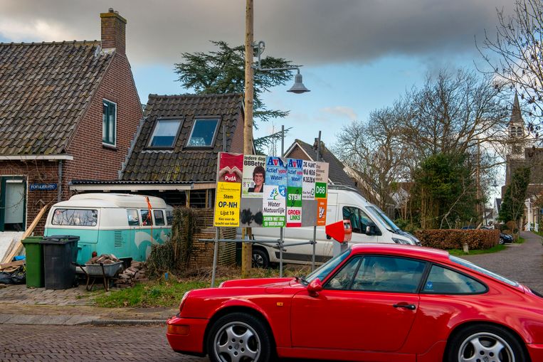 In het dorp Watergang, 7 kilometer ten noorden van Amsterdam en met 570 inwoners, staan nog als vanouds verkiezingsborden in aanloop naar de komende Provinciale Statenverkiezingen en waterschapsverkiezingen. Beeld Friso Spoelstra
