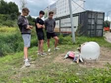 Bloemen voor verongelukte Noah (16) en Isay (18): ‘Die jongens waren enorm geliefd’