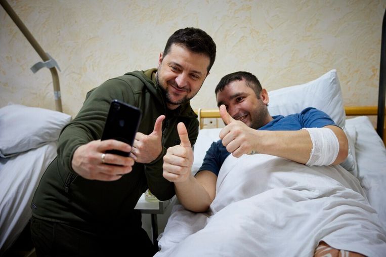 Een selfie met de president. Volodimir Zelenski bezocht dit militaire ziekenhuis in 
de buurt van Kiev om militaire inzet te eren. Beeld AP