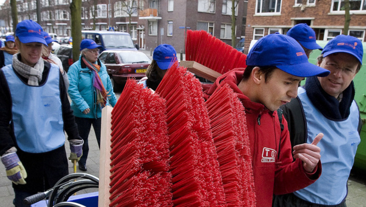 Vrijwilligers trekken Schiedam in voor een schoonmaakbeurt. © ANP Beeld 