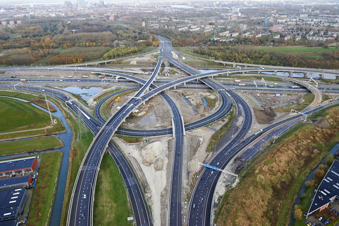 Op de grens van Rotterdam en Barendrecht, aan de noordkant van de A15, moeten windturbines komen, maar de plannen lijken fikse vertraging op te lopen.