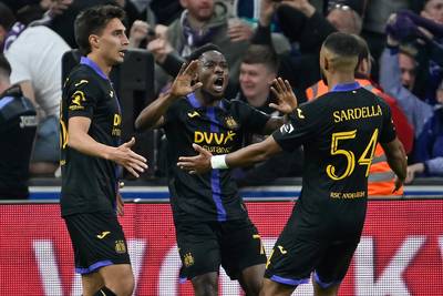 Tienkoppig Anderlecht wint intense Brusselse derby tegen Union en neemt leidersplaats over