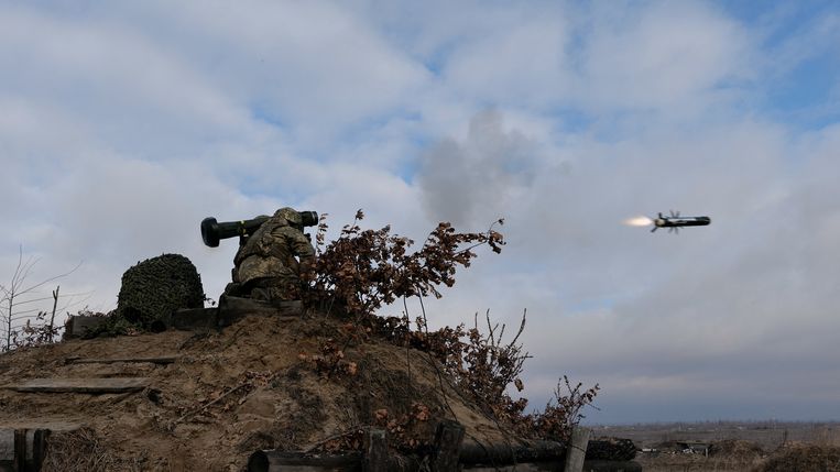 Oekraïense militaire vuren een Javelin af, een van ’s werelds beste antitankraketten.   Beeld via REUTERS