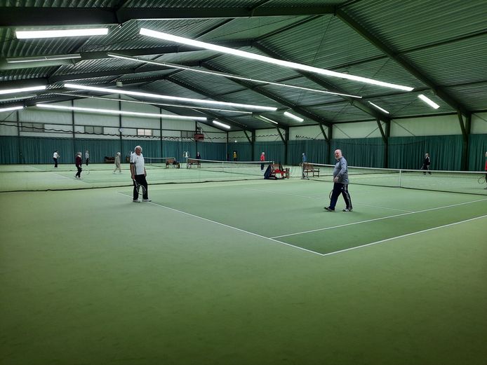 Ouderen sloegen maandagmorgen nog een balletje in tennishal Veldwijk. De hal gaat vanaf 7 april definitief dicht.