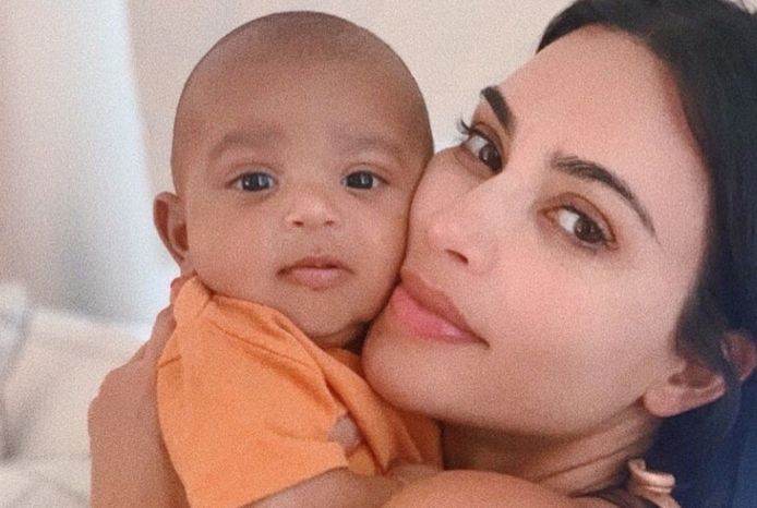 Kim Kardashian en zoontje Psalm.