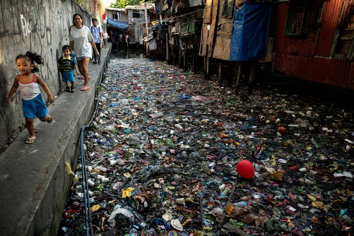 Een vervuild kanaal in een sloppenwijk in Manila op de Filipijnen.