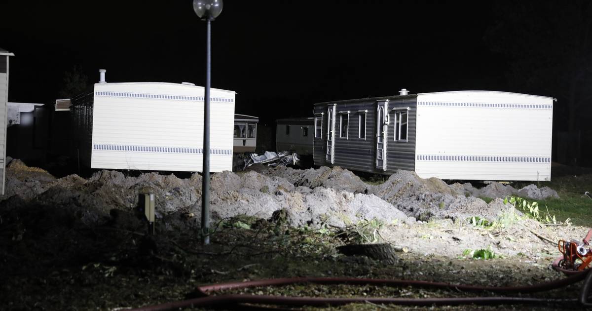 Meerdere caravans op parkeerplaats camping De Witte Plas in Schijf in brand