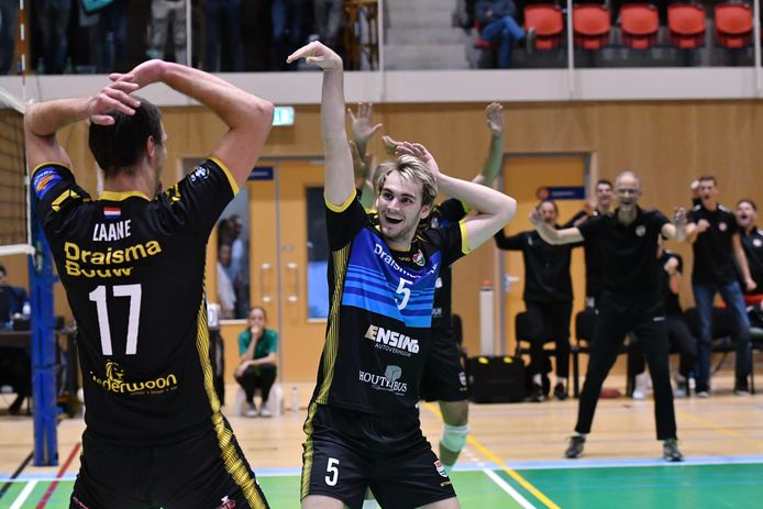 Sjors Tijhuis in betere tijden, een punt vierend met Tijmen Laane (l). De middenman moet vanwege een curieuze kwetsuur vrezen voor zijn volleyballoopbaan.