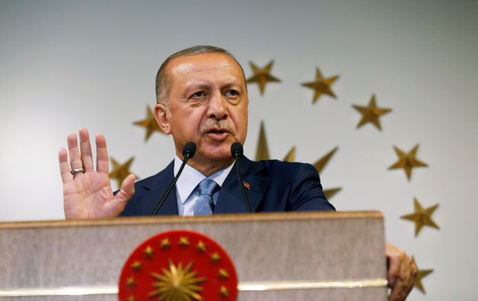 De Turkse president Erdogan houdt een toespraak op de nationale televisie nadat hij is uitgeroepen tot winnaar van de verkiezingen. Erdogan heeft een nieuw presidentieel stelsel geïntroduceerd dat het parlement naar de achtergrond zal verdrijven.