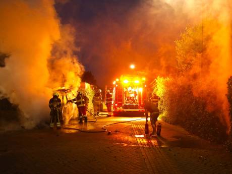 Brandende bestelbus zorgt voor veel schade in Berghem