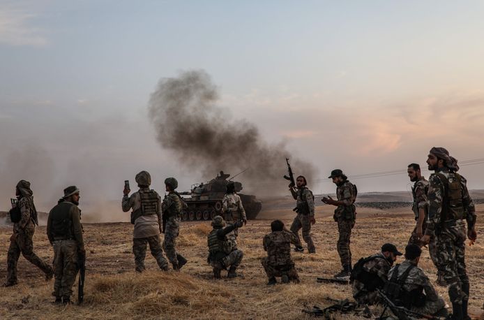 Turkse en Syrische strijders tijdens een aanval op Koerdische stellingen in het noordoosten van Syrië.