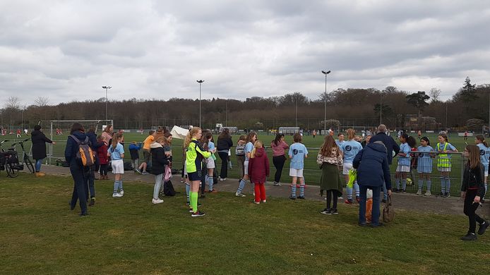 Na twee jaren van afgelasting gaat het schoolvoetbaltoernooi in Ede weer door. Op en langs de velden was het gezellig druk.