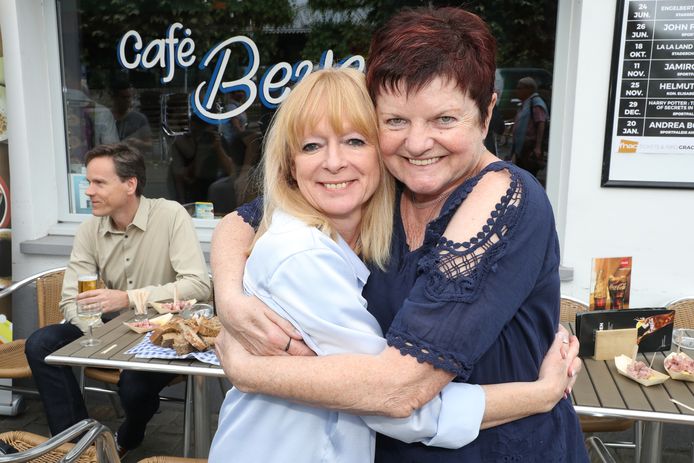 Linda De Ridder en Janine Bischops op de persvoorstelling van 'Café Beveren' in 2017