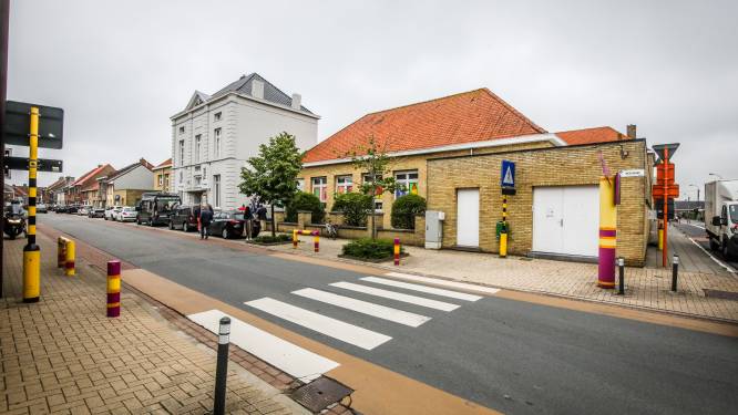 Gemeentelijke basisschool 't Mozaïek in Eernegem wordt grondig gerenoveerd: "Door de stijging van de prijzen in de bouwsector kosten de werken anderhalf miljoen euro meer dan geraamd”