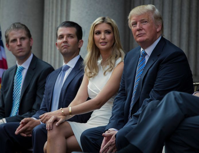 Donald Trump en zijn drie kinderen die mede aangeklaagd worden: (v.l.n.r.) Eric, Donald Trump jr en Ivanka.