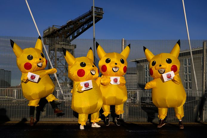 Activisten verkleden zich als Pikachu om te protesteren tegen het Japanse beleid, dat blijft inzetten op steenkool.