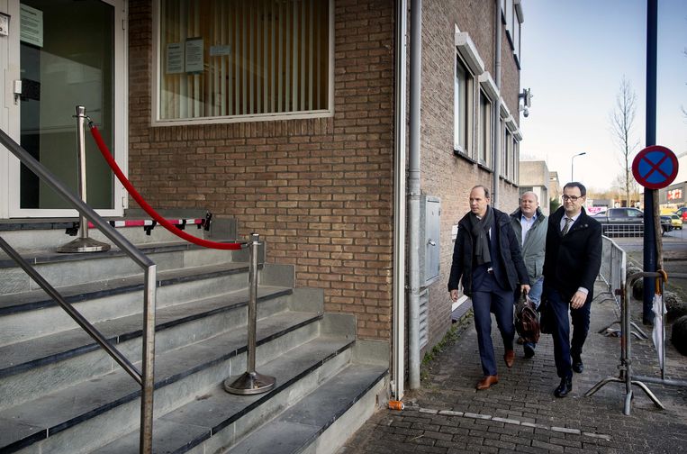 Advocaten Sander Janssen (links) en Robert Malewicz van Willem Holleeder komen aan bij de rechtbank. Beeld ANP