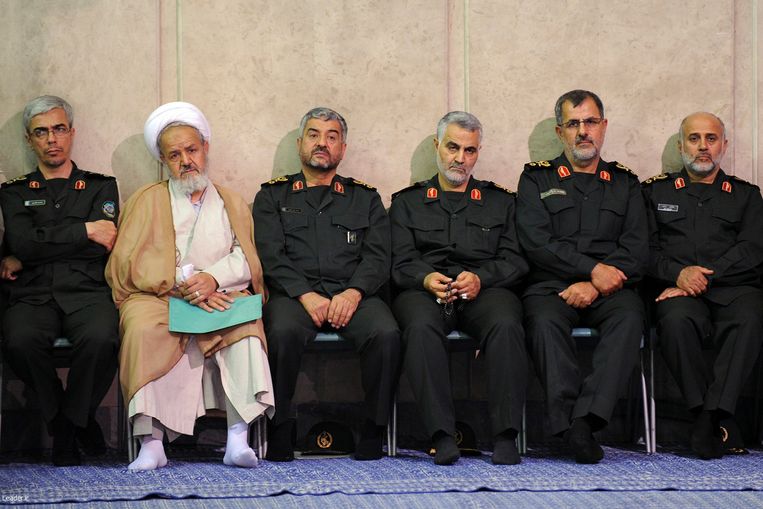 De leider van Al Quds, de elite-eenheid van Irans Revolutionaire Garde, in 2011 tijdens een bijeenkomst met hoge geestelijke leiders. In het midden zit generaal-majoor Soleimani. Beeld AP