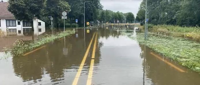 De gevolgen van de dijkdoorbraak in het Nederlands Limburgse Meerssen.