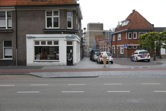 Man overvalt cafetaria in Bergen op Zoom. De politie doet onderzoek.
