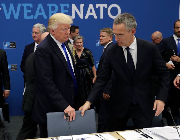 Donald Trump en NAVO-baas Jens Stoltenberg in het hoofdkwartier van het bondgenootschap in Evere. Beeld AP