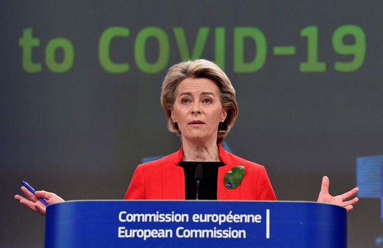 Europees Commissievoorzitter Von der Leyen licht het Europese covidbeleid toe.  Beeld AFP
