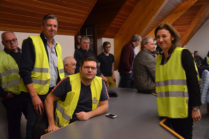 De leden van Centrumlijst en heel wat bewoners van de bewuste straten uiten op de gemeenteraad - al dan niet in fluohesje - hun ongenoegen over het proefproject in Kerksken.