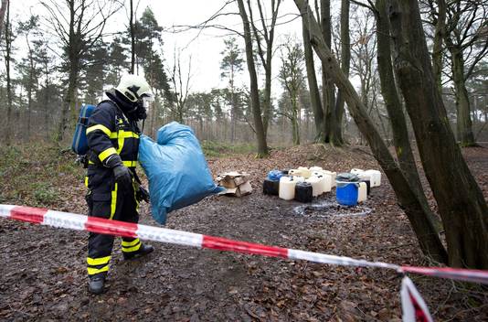 In een bos bij het Limburgse dorp Sint Odiliënberg verwijdert de brandweer 20 vaten met vermoedelijk xtc-afval.