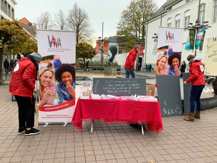 Vrouwenbeweging VIVA-SVV verzamelt op de Meir.