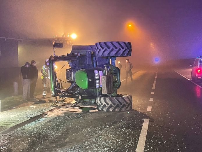 De tractor kwam op zijn zijkant terecht op de N50 na de botsing.