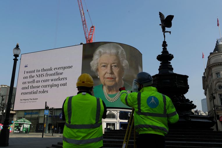 Koningin Elizabeth bedankt op een billboard de Britse zorg voor haar inzet tijdens de coronapandemie.  Beeld AP