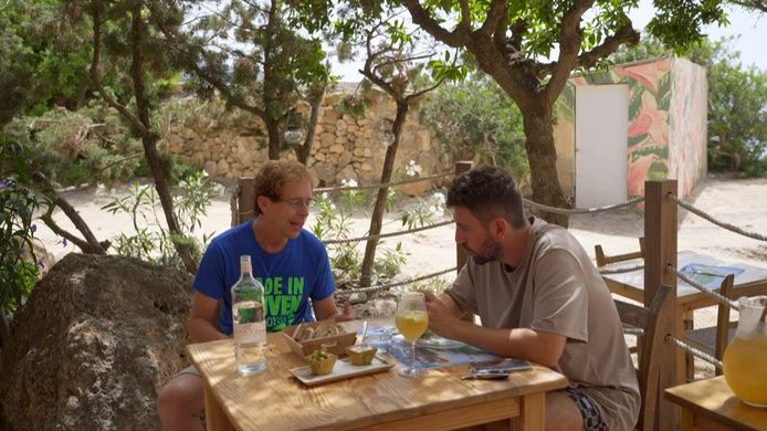 ‘De Jordy’ ontmoet zijn grote held Dimitri Vegas in Ibiza | TV | hln.be