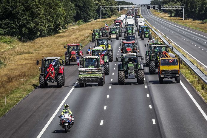 Tractoren met protesterende boeren op de A1 in de buurt van Enter.