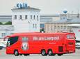 Spelersbus Liverpool bekogeld in Manchester: baksteen vliegt door ruit