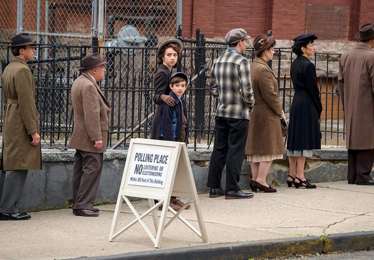 Zoe Kazan en Azhy Robertson als Elizabeth en Philip Levin in 'The Plot Against America'.  Beeld RV