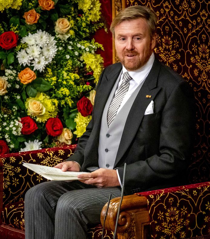 Koning Willem-Alexander leest op Prinsjesdag in de Ridderzaal de troonrede voor aan leden van de Eerste en Tweede Kamer