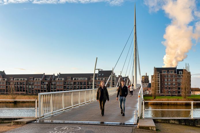 Sanne Marcelissen en Gijs van Geurp op de fietsbrug die Raamsdonksveer verbindt met Geertruidenberg. 'Cultuurverschillen? De dorpen liggen maar een paar kilometer van elkaar'.