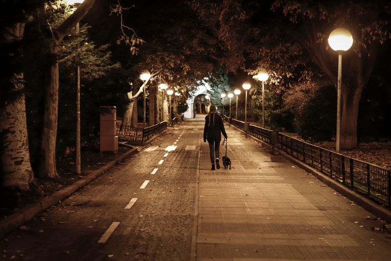 Waarom je juist ’s avonds na het eten een rondje moet gaan wandelen Beeld Getty Images/iStockphoto